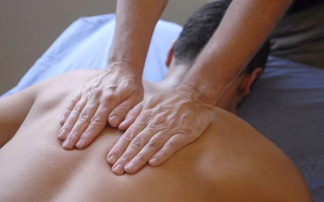 Massagem Terapeutica em São José SC - Vico Massagista e Quiropraxia em São José SC para dor nervo ciático, dor na coluna. dor lombar, torcicolo, ombro e pescoço. #saojosesc #floripa #palhoca #biguacu #florianopolis #antoniocarlossc #santoamarodaimperatriz sc #quiropraxia #massagem #massagemterapeutica #massoterapia #ventosaterapia #quiroprata #quiropraxista #quiropratico #vicomassagista #nervociatico #dorcoluna #dorcostas #dorlombar #lombalgia #torcicolo #dorombro #dorpescoço #tendinite #herniadedisco #dorjoelho #maujeito #luxacao