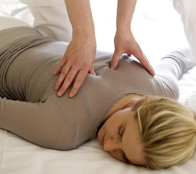 shiatsu em São José SC- Vico Massagista - São José SC - Benefícios e Indicações - SHIATSU A massagem shiatsu é uma técnica terapêutica muito eficaz que serve para combater o estresse físico e melhorar a postura corporal, produzindo um relaxamento profundo do corpo.  O principal objetivo do Shiatsu é ativar a energia, equilibrar o funcionamento dos órgãos, fortalecer a resistência do organismo, como um coadjuvante no tratamento de problemas de saúde, sejam estes físicos, emocionais ou psicológicos. O TRATAMENTO COM SHIATSU É INDICADO PARA: Dores de cabeça Dores no corpo Problemas emocionais Cansaço Fraqueza Insônias Distúrbios intestinais Disfunções menstruais Problemas respiratórios Sinusite Constipação Tosse Tensão muscular Artrite Lesões desportivas Respiração