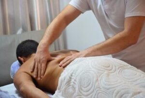 Massagem Sueca Terapêutica em São José SC - Vico Massagista e Quiropraxia.