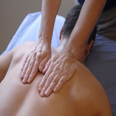 Massagem terapêutica em São José SC com Vico Massagista e Quiropraxia. Terapeuta profissional experiente, qualificado e especializado, no tratamento, alívio da dor e desconfortos com massoterapia. Tratamento com terapias e massagens para pacientes de São José SC, Florianópolis, Palhoça SC, Biguaçu SC, Antônio Carlos SC, São Pedro de Alcântara SC, Santo Amaro da Imperatriz e cidades da região metropolitana.Vico Massagista e Quiropraxia oferece: massagem terapêutica, quiropraxia, massoterapia e ventosaterapia para tratamento, alívio das dores, incômodos e desconfortos da coluna vertebral. Terapias e massagens em São José SC | Florianópolis | Palhoça SC | Biguaçu SC | Antônio Carlos SC | São Pedro de Alcântara SC | Santo Amaro da Imperatriz SC. Vico Massagista e Quiropraxia é profissional com mais de 30 anos de experiência na área de massagens e terapias para dores e desconfortos. Massagem Terapêutica (Massoterapia) é Indicada para dor muscular, nervo ciático, dor na coluna, dor nas costas, torcicolo, dor no ombro e pescoço. Nevralgias, sensação dolorosa e de desconforto. Ajuda na fibromialgia e cansado crônico.