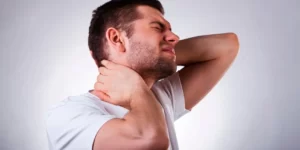 Dor no pescoço - massagem terapêutica para dor no pescoço. Vico Massagista e Quiropraxia - São José (SC). Você sofre com dores constantes no pescoço que afetam sua qualidade de vida? Não precisa mais conviver com esse desconforto! A solução está ao seu alcance com Vico Massagista e Quiropraxia, profissional renomado com mais de 30 anos de experiência no tratamento e alívio das dores. Situado no Centro de São José (SC), Vico oferece uma variedade de terapias integrativas e complementares, como quiropraxia, massagem terapêutica, massoterapia, ventosaterapia, shiatsu, do-in, seitai, tuiná e reflexologia.